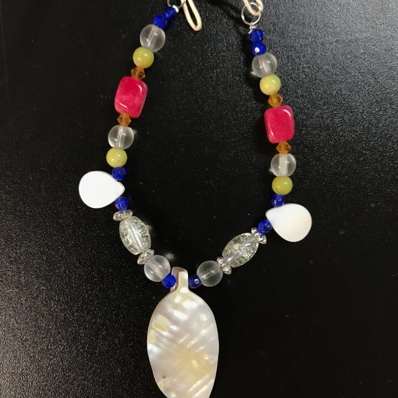 19" Mother of Pearl Leaf Necklace - Picture 3 of 4